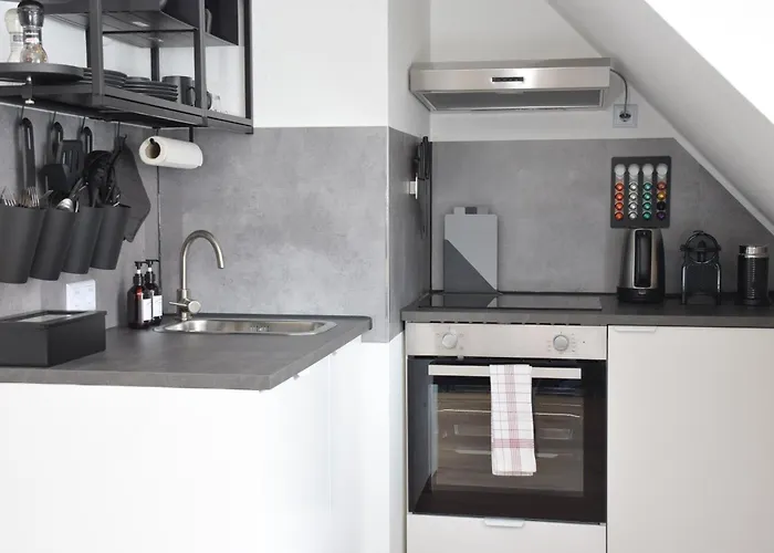 12 - Modern - Zentral - Kueche Appartement *